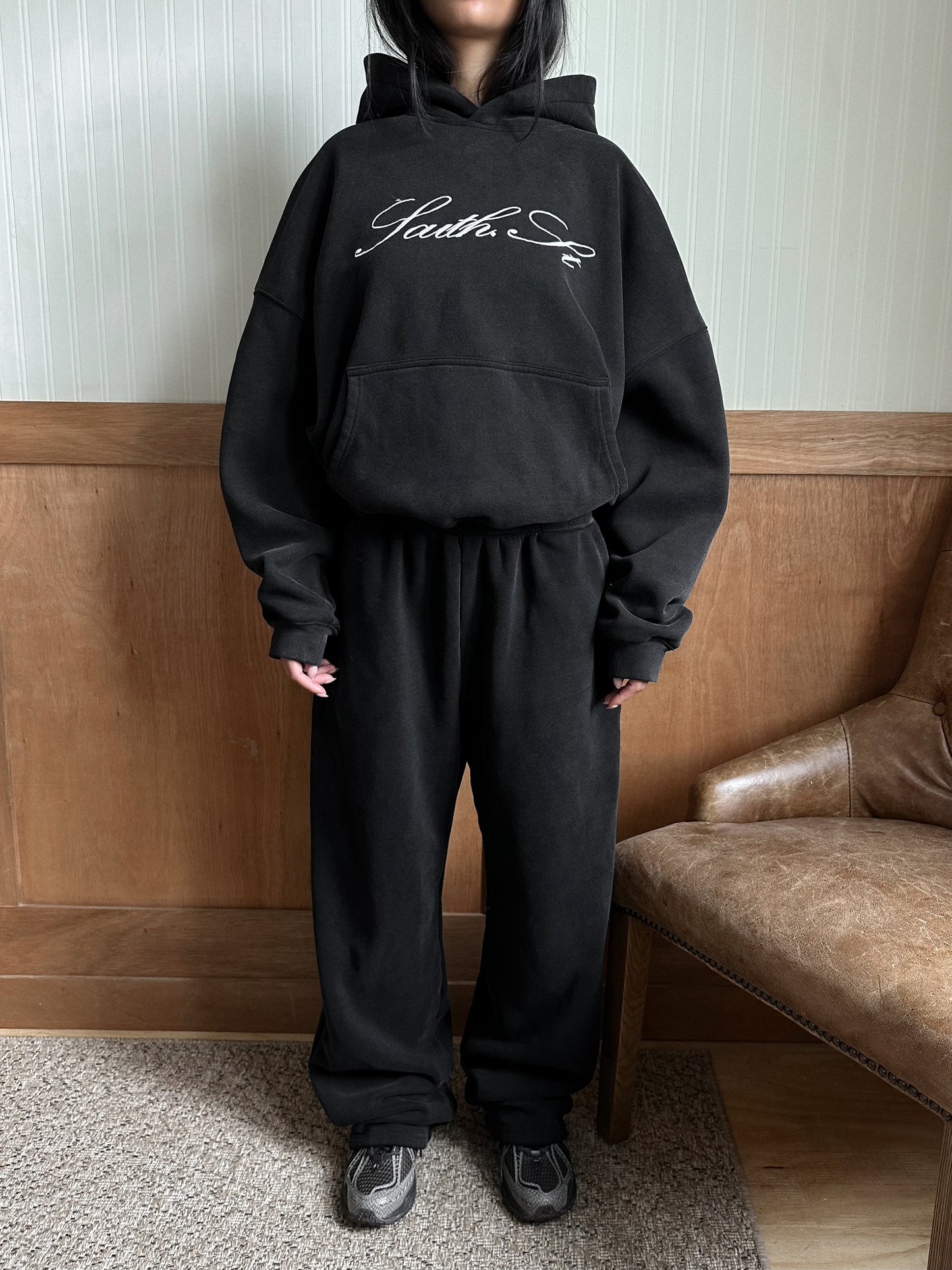 SST SCRIPT HOODY - Washed Black