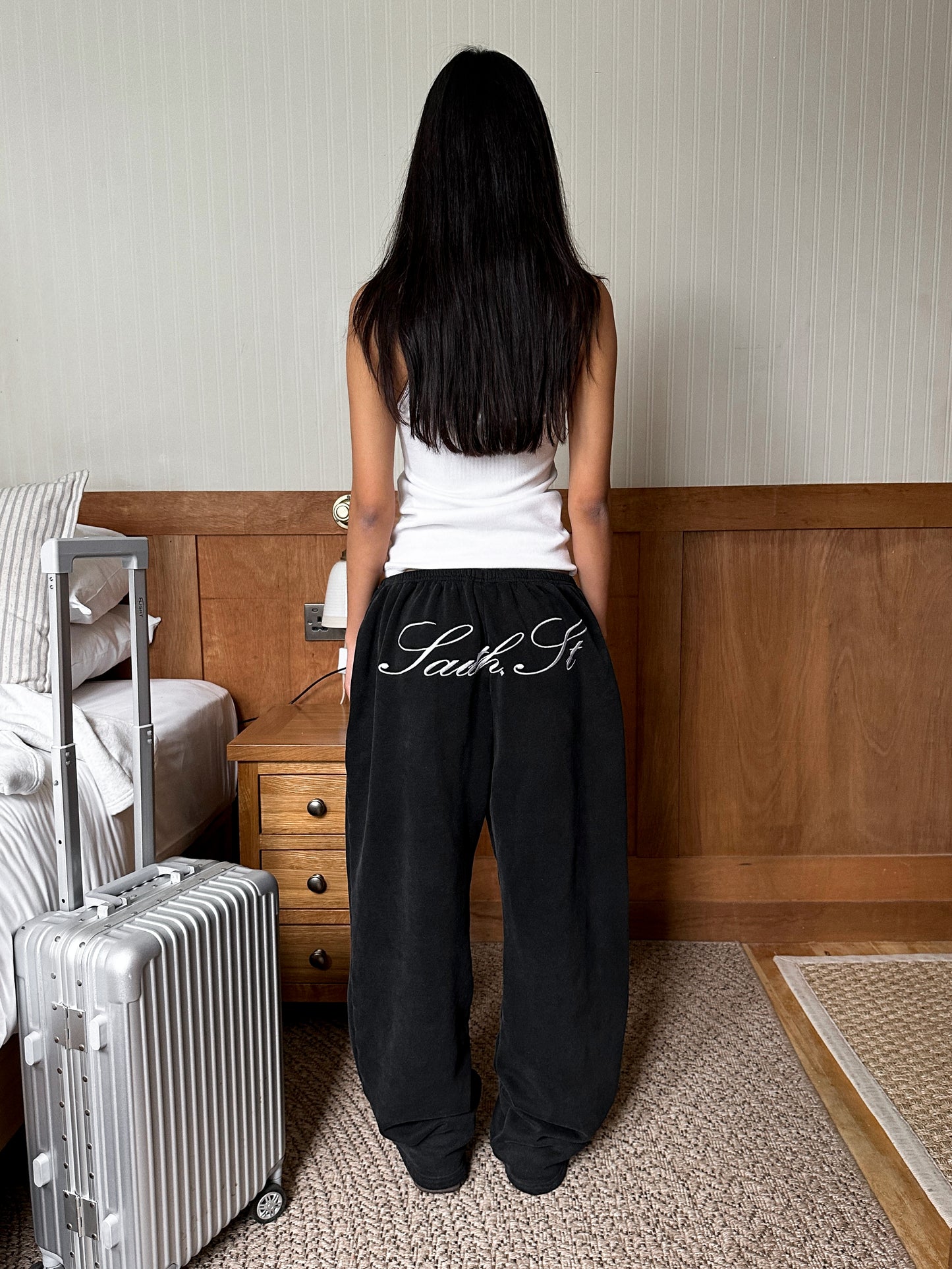 SST SCRIPT SWEATPANTS - Washed Black