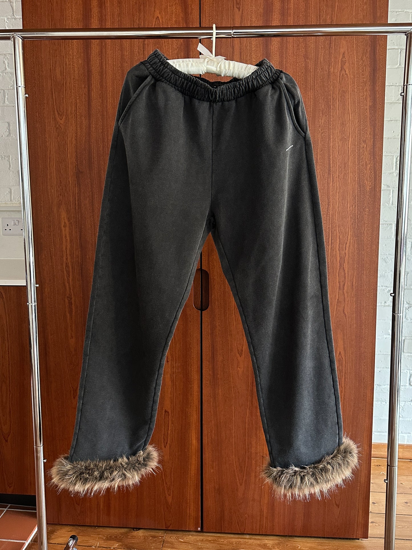 AW FAUX FUR TRIM SWEATPANTS