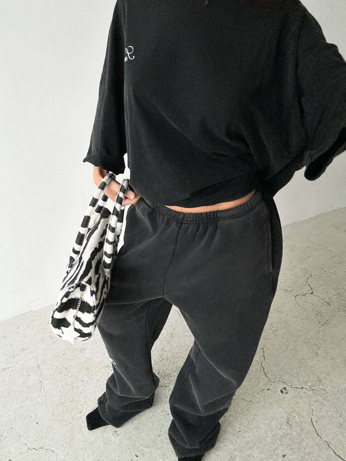 SIGNATURE TEE - Washed Black