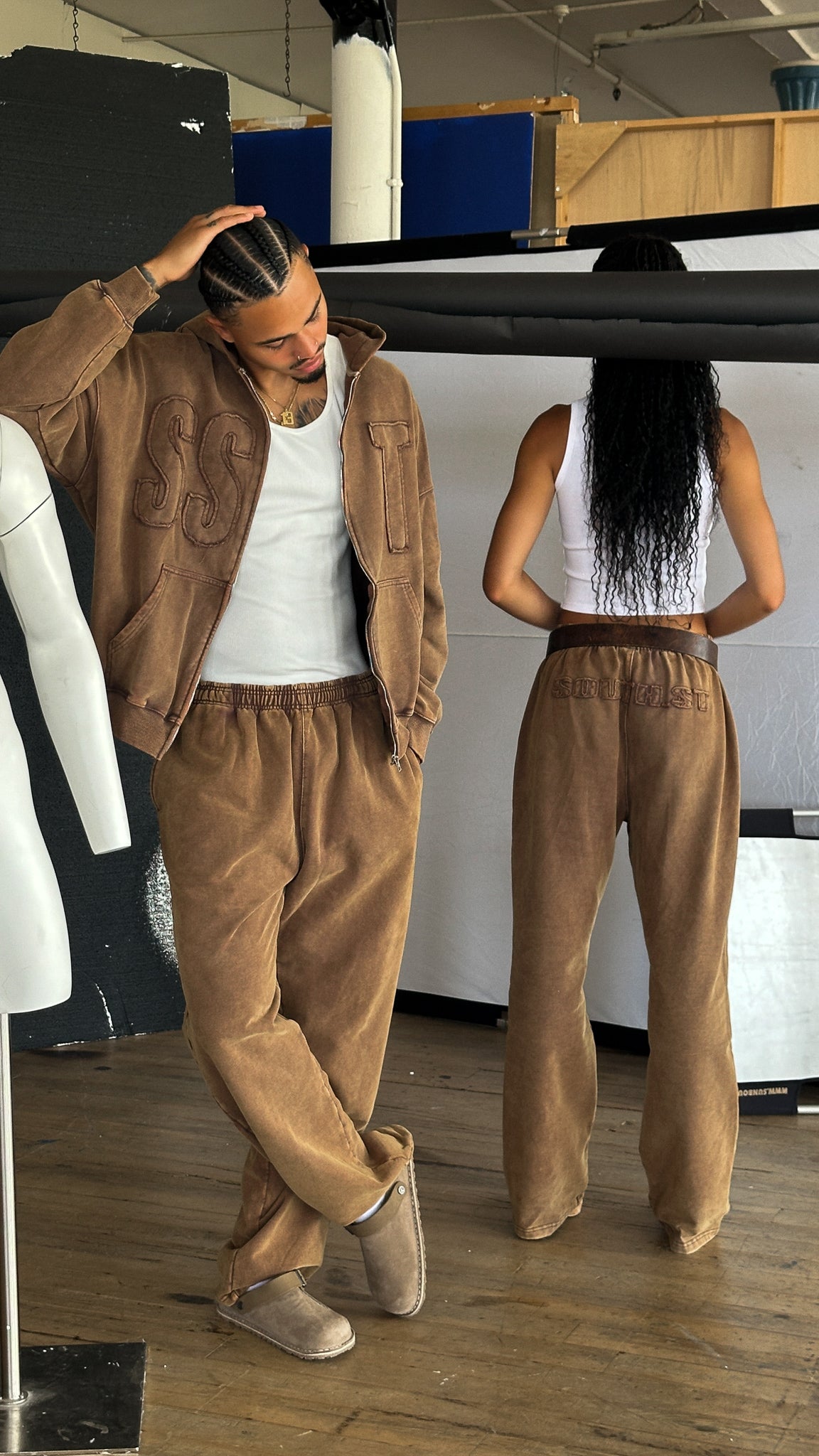 VINTAGE STITCHED LOGO SWEATPANTS - Washed brown